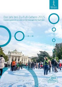 Titelbild des Evaluierungsberichts zum Jahr des Zu-Fuß-Gehens. Motiv ist der Rathausplatz, vor dem die größte Wienkarte ausgebreitet ist. Foto von Christian Fürthner