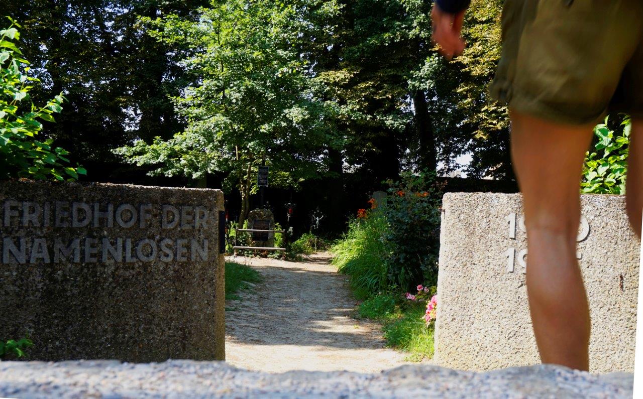 Eingang zum Friedhof der Namenlosen