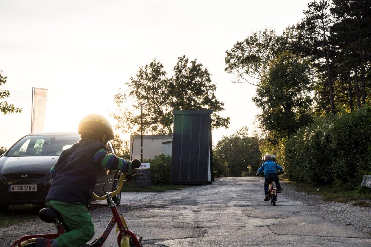 Kinder fahren Fahrrad