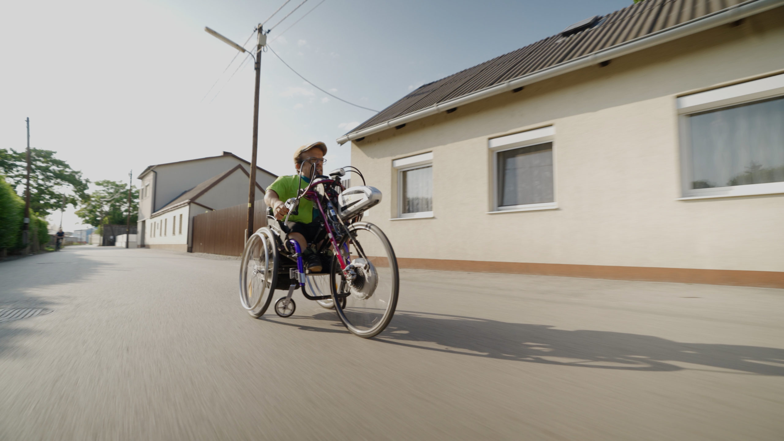 Andreas auf seinem Handbike in einer Simmeringer Wohnstraße