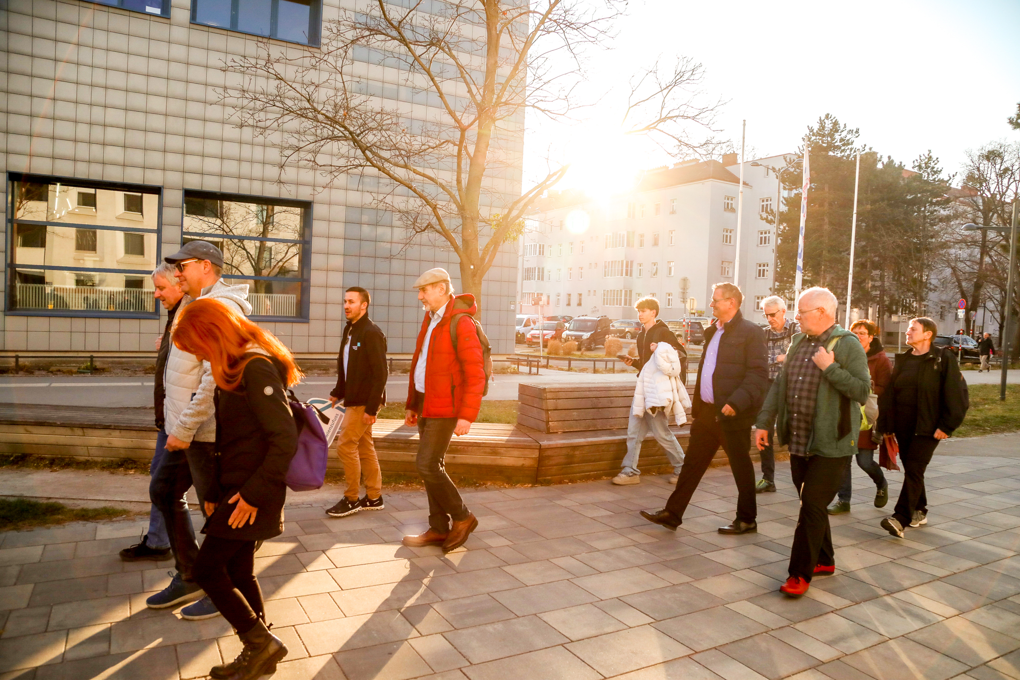 Menschen spazieren in der Frühlingssonne entlang der Franklinstraße in Floridsdorf