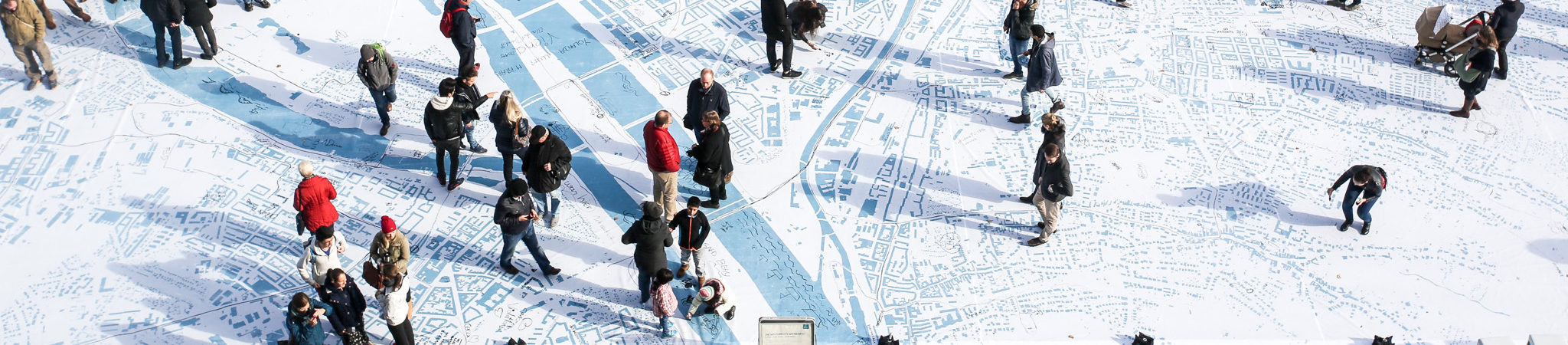 Besucher des Urban Village Festivals am Wiener Rathausplatz bestaunen die größte Wienkarte aller Zeiten. Foto von Christian Fuerthner