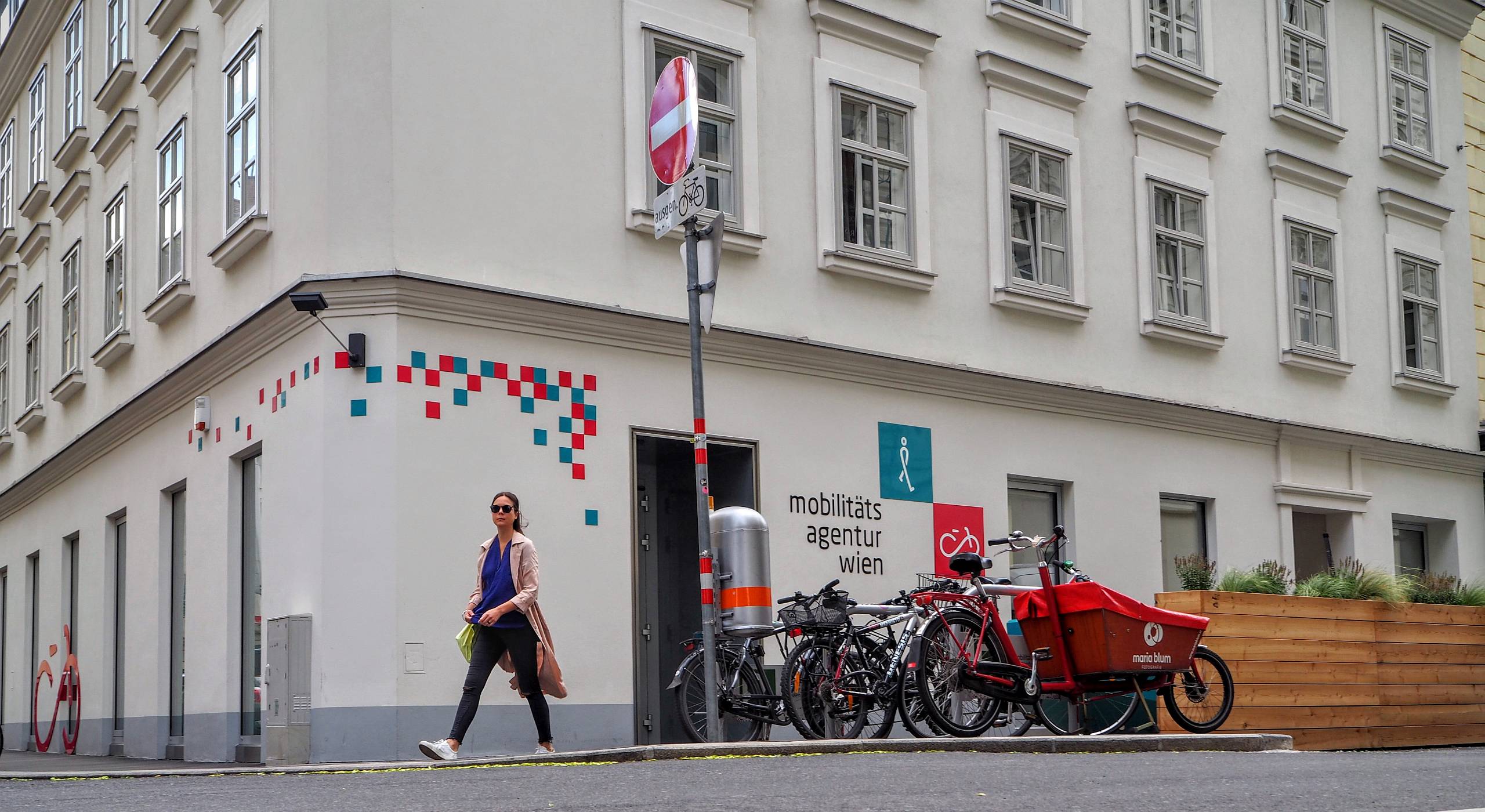 Eine Passantin geht am Büro der Mobilitätsagentur Wien vorbei. Foto von Daniel Böhm