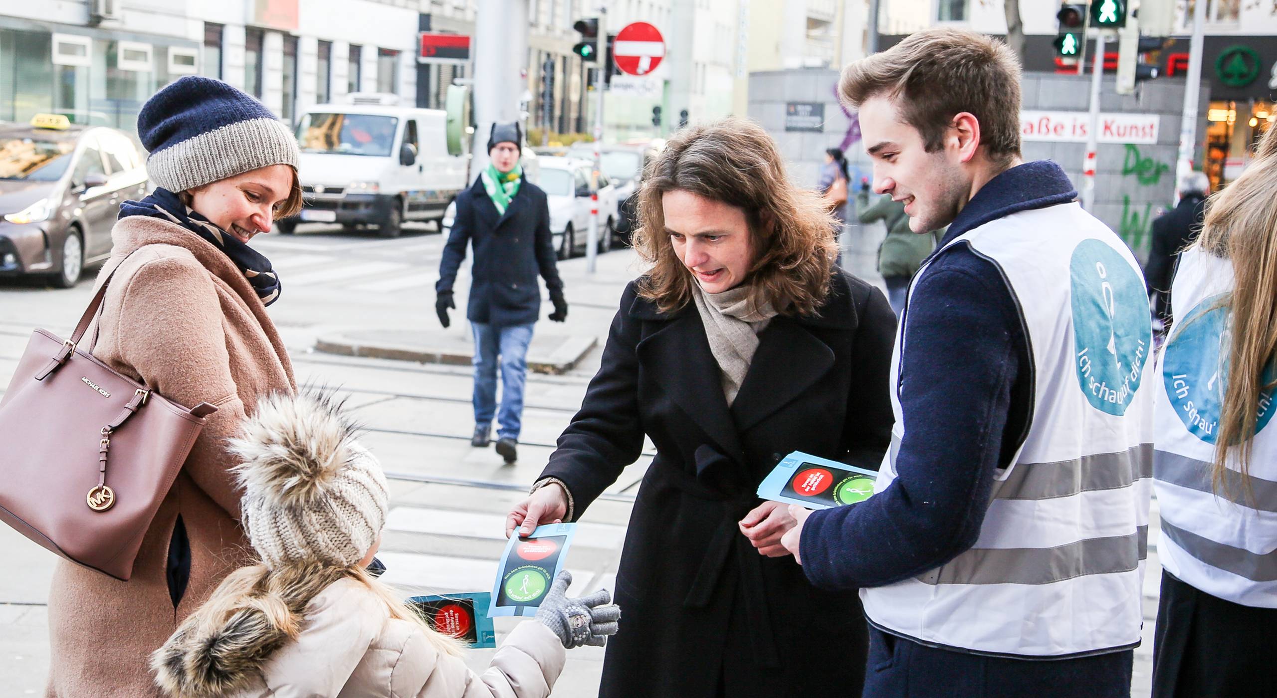 Fußverkehrsbeauftragte Petra Jens informiert an Kreuzungen zum richtigen Verhalten an der Ampel. Foto: Christian Fürthner