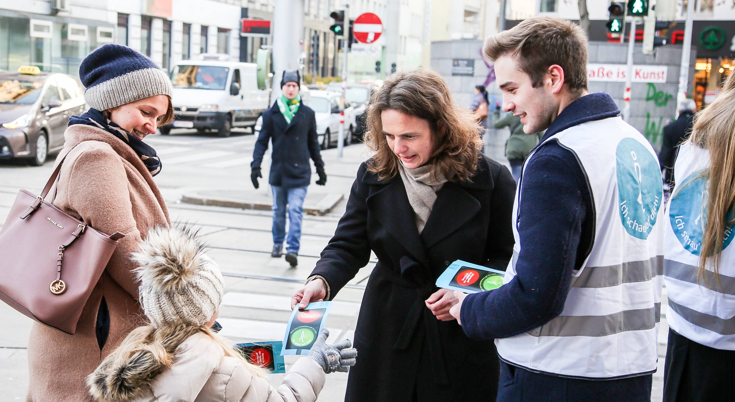 Fußverkehrsbeauftragte Petra Jens informiert an Kreuzungen zum richtigen Verhalten an der Ampel. Foto: Christian Fürthner