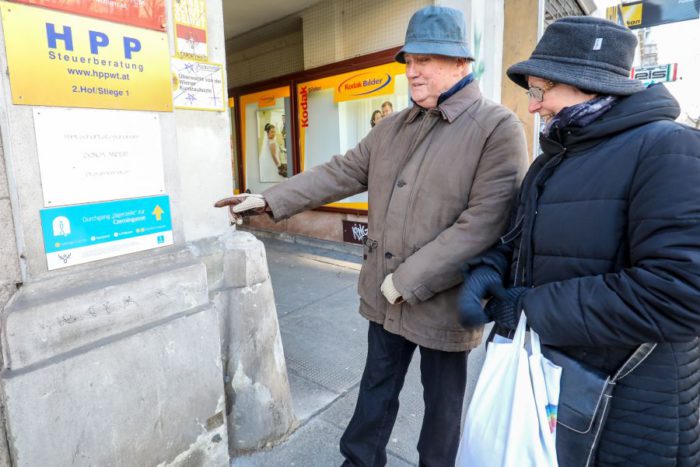 In der Praterstraße wurde ein öffentlicher Durchgang mit einem blauen Schild markiert. Foto: Christian Fürthner