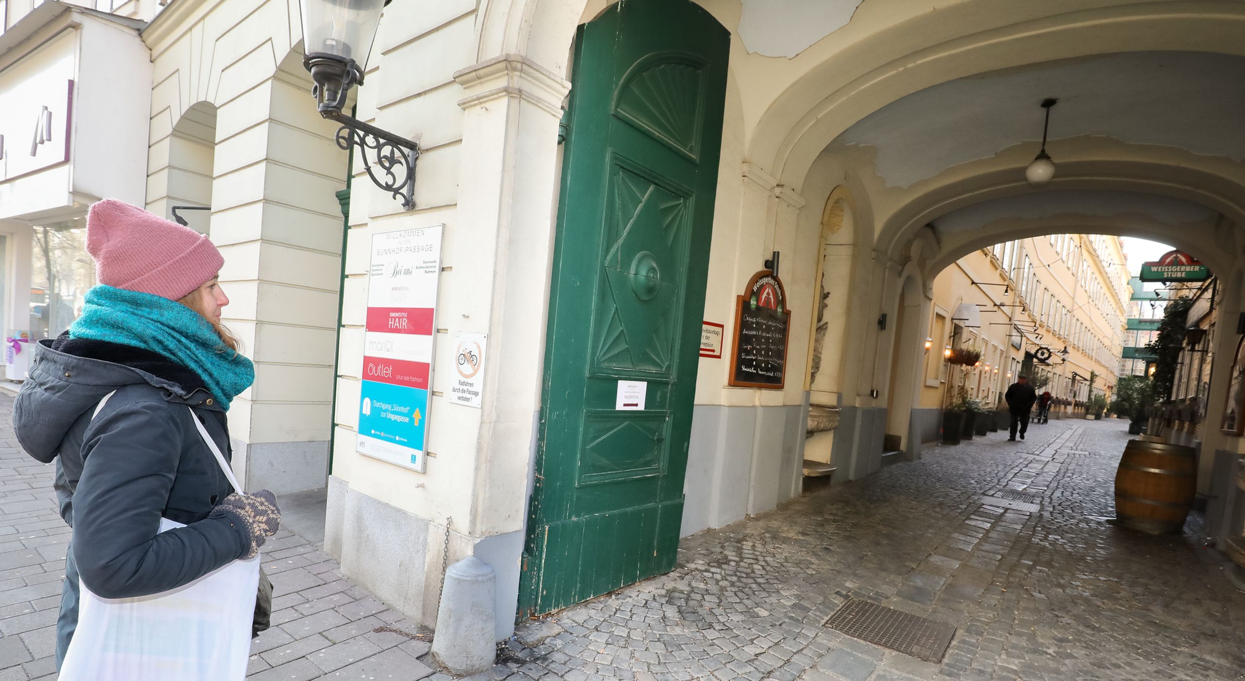 Im Jahr 2018 wurden erstmals öffentliche Durchgänge mit einem blauen Infoschild markiert. Zu sehen ist der Sünnhof, ein Durchgang im 3. Bezirk. Foto: Christian Fürthner