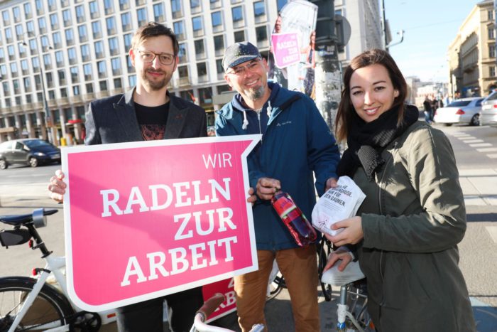 Radverkehrsbeauftragter Martin Blum und Alec Hager (Radvokaten) verteilen Frühstückssackerl an Radfahrinnen und Radfahrer. Foto: Christian Fürthner