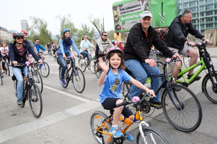 Bei der traditionellen gemeinsamen Radausfahrt am Wochenende des Bike Festivals, der RADpaRADe haben im Jahr 2018 mehr als 10.000 Radler teilgenommen. Foto: Christian Fürthner