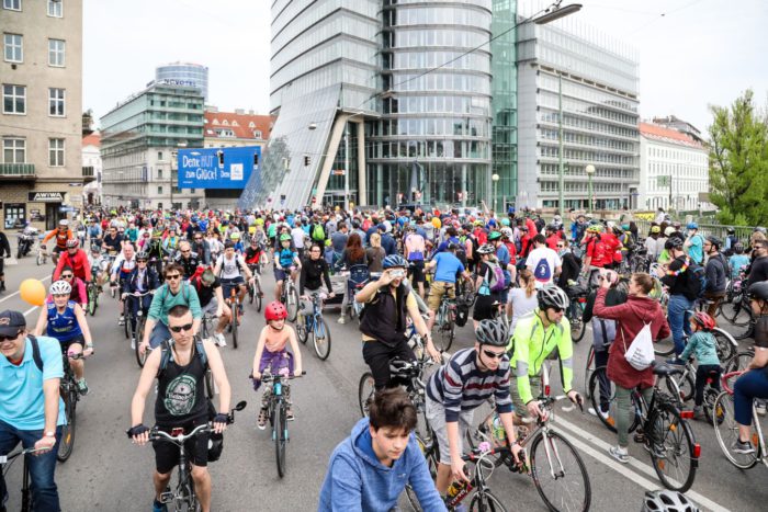 Bei der traditionellen gemeinsamen Radausfahrt am Wochenende des Bike Festivals, der RADpaRADe haben im Jahr 2018 mehr als 10.000 Radler teilgenommen. Foto: Christian Fürthner