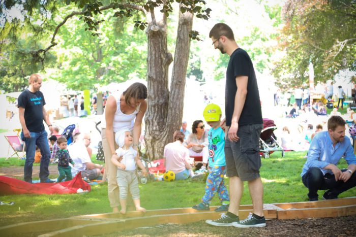 Im Barfuß Parcour von Wien zu Fuß kann man den Boden spüren. Der Parcours ist ein Highlight bei vielen Veranstaltungen, wie etwa dem Genussfestival. Foto: Christian Fürthner