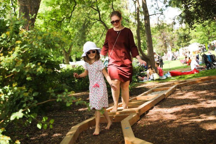 Im Barfuß Parcour von Wien zu Fuß kann man den Boden spüren. Der Parcours ist ein Highlight bei vielen Veranstaltungen, wie etwa dem Genussfestival. Foto: Christian Fürthner