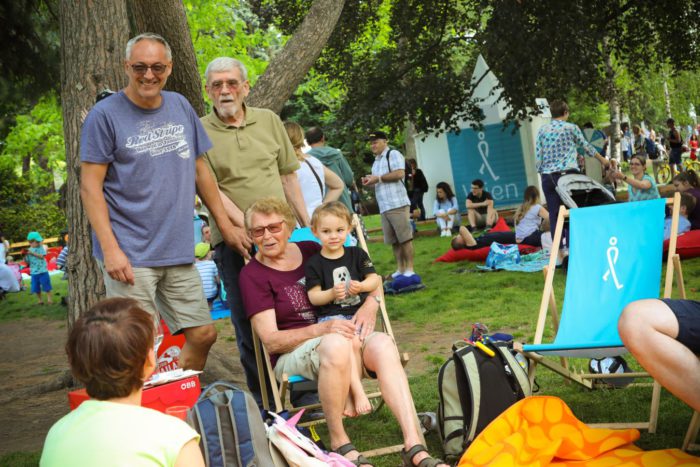 Bei herrlichem Wetter verweilen die Gäste des Genuss Festivals im Stadtpark gerne in den Wien zu Fuß Liegestühlen. Foto: Christian Fürthner
