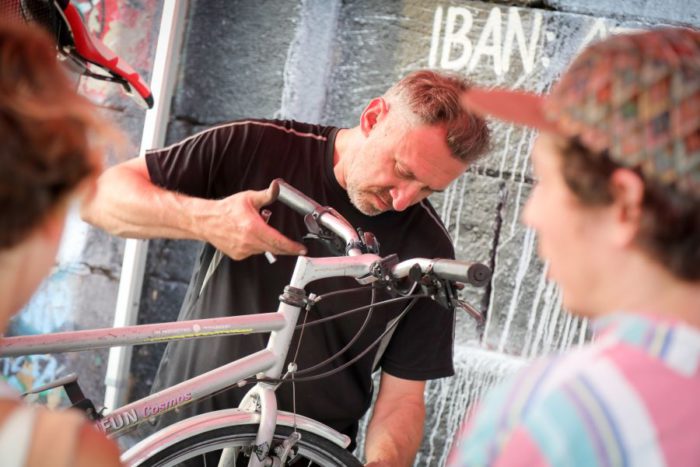 Bei kostenlosen Radchecks von Fahrrad Wien überprüft ein Fahrrad-Mechaniker, ob das Fahrrad noch funktioniert und repariert, falls nötig Kleinigkeiten. Foto: Christian Fürthner