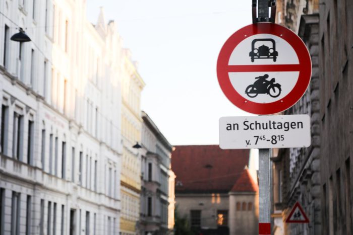 Vor der Volksschule Vereinsgasse herrscht eine halbe Stunde vor Unterrichtsbeginn ein temporäres Fahrverbot. Die Vereinsgasse ist eine sogenannte Schulstraße. Durch Schilder und Scherengitter wird auf die Sperre aufmerksam gemacht. Foto: Christian Fürthner