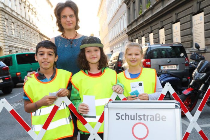 Vor der Volksschule Vereinsgasse herrscht eine halbe Stunde vor Unterrichtsbeginn ein temporäres Fahrverbot. Die Vereinsgasse ist eine sogenannte Schulstraße. Durch Schilder und Scherengitter wird auf die Sperre aufmerksam gemacht. Foto: Christian Fürthner