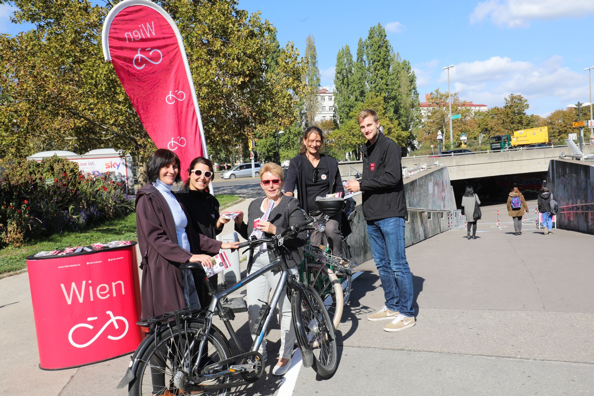 In der Unterführung Friedrich-Engels-Platz darf seit Oktober 2018 auch Radgefahren werden. Fahrrad Wien machte gemeinsam mit BezirksvertreterInnen darauf aufmerksam, dass es gilt langsam und rücksichtsvoll unterwegs zu sein. Foto: Christian Fürthner