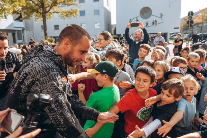 Fußballstar Steffen Hofmann unterstützt das Bewegungsspiel