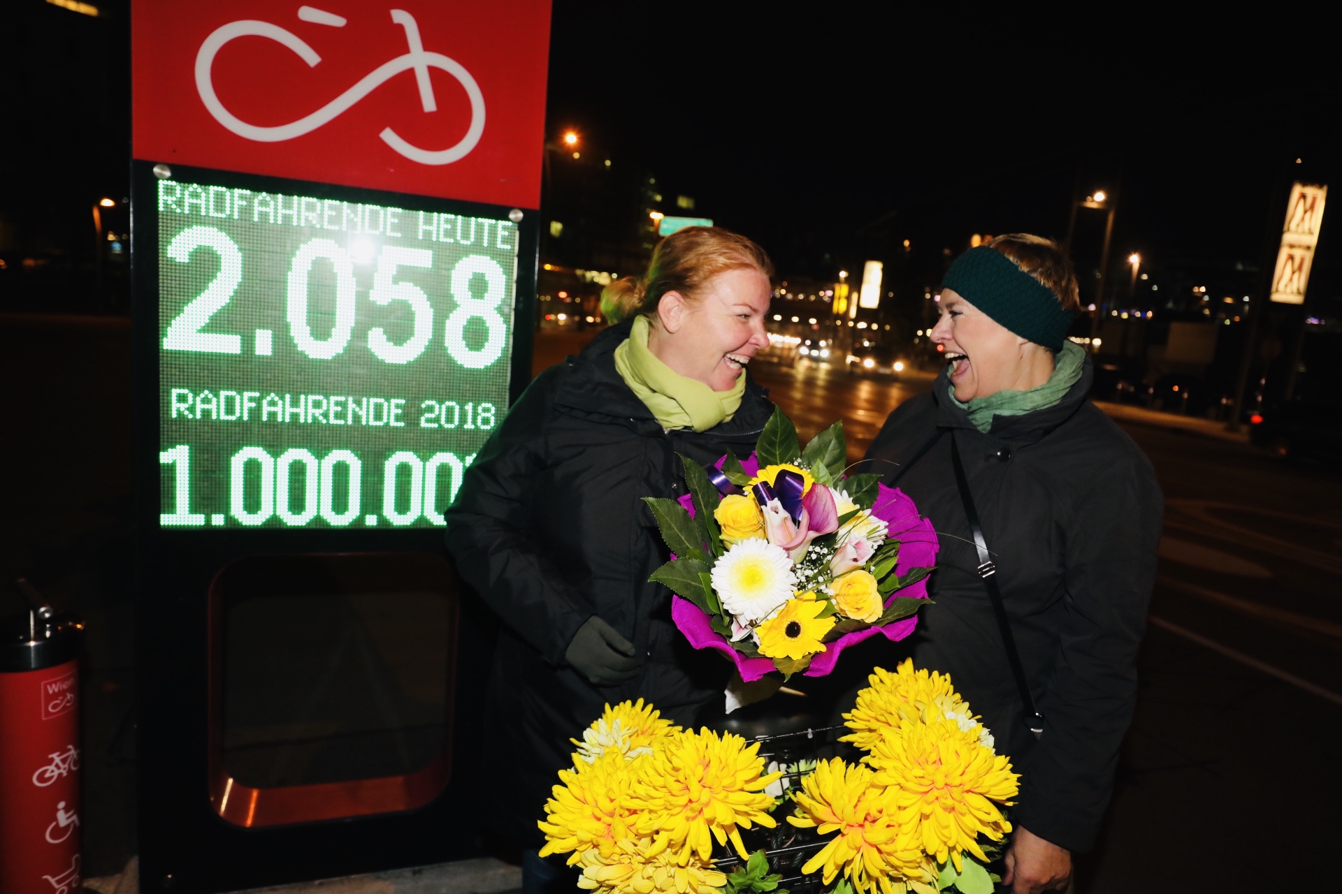 Bezirksvorsteherin Uschi Lichtenegger gratulierte der Millionsten-Radfahrerin, Frau Veronika Cizek, mit einem Strauß Blumen. Foto: Christian Fürthner