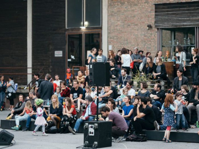 Hunderte feierten beim Sommerfest in der Nordbahnhalle im Rahmen von #warumfährstDUnicht. Foto: Ian Ehm