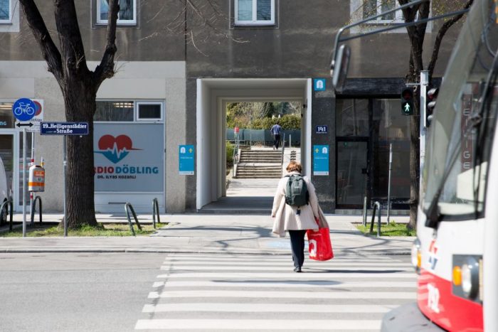 Markierter öffentlicher Durchgang in der Heiligenstädter Straße in Döbling.