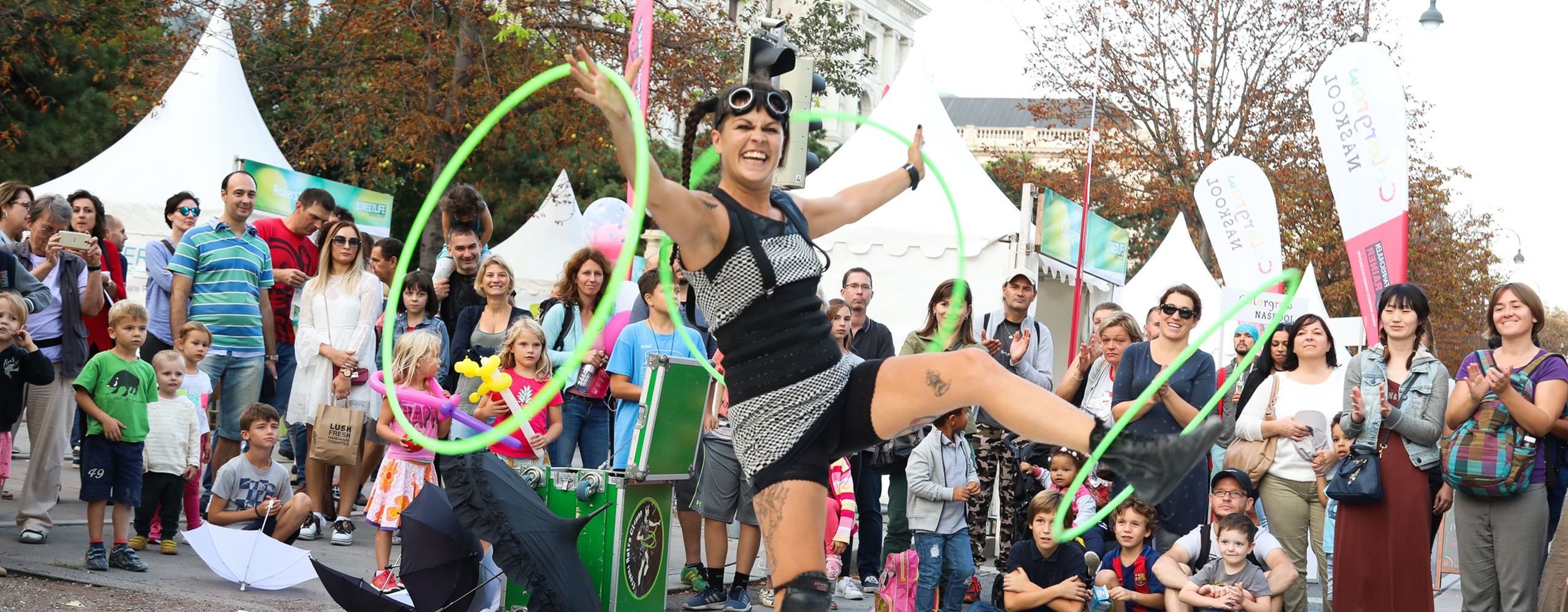 Eine Artistin beim Streetlife Festival jongliert mit Reifen. Foto: Christian Fürthner