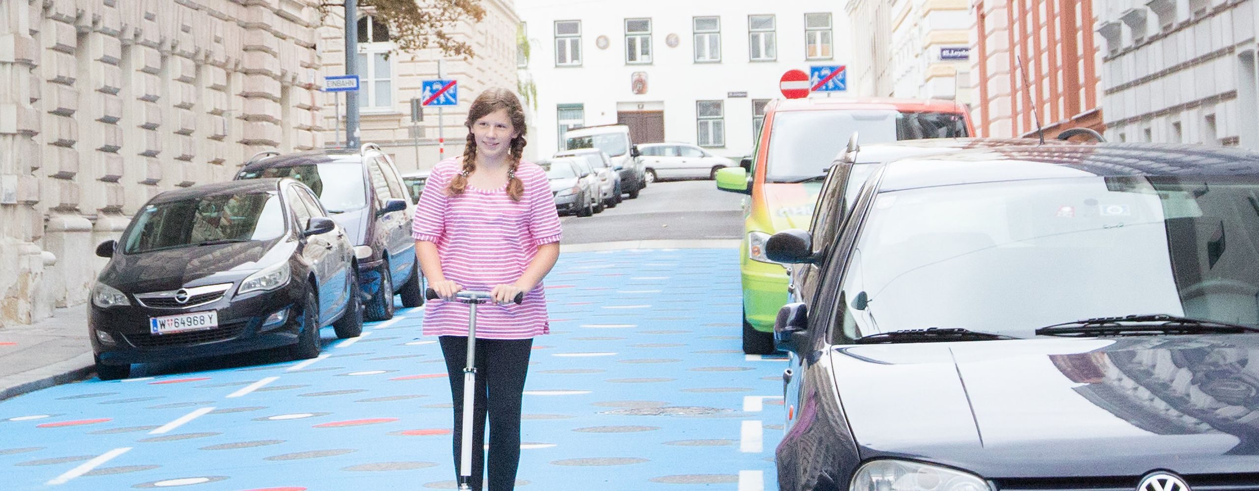 Die Wohnstraße in der Staglgasse im 15. Bezirk ist seit diesem Jahr bunt bemalt - blau mit roten und weißen Punkten. So wird darauf aufmerksam gemacht, dass Wohnstraßen für den Aufenthalt von Menschen und nicht zum Durchfahren von Autos gedacht sind. Foto: Allisar Najjar