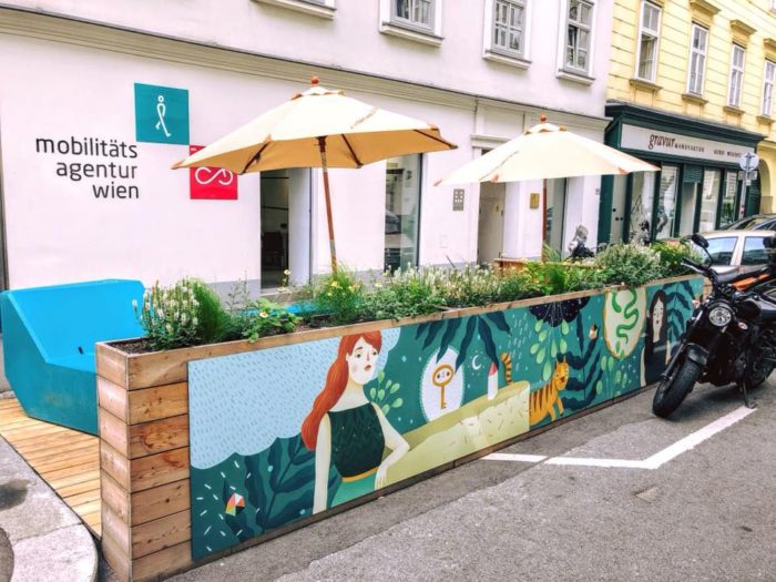 Das Parklet, ein kleiner Garten in der Parkspur, stand von April bis Oktober vor dem Büro der Mobilitätsagentur und wurde von der Nachbarschaft genutzt. Foto: Daniel Böhm