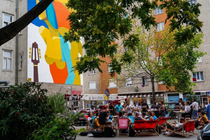 Im August 2018 wurde eine Feuermauer am Ludwig-Hirsch-Platz im 2. Bezirk von einem spanischen Streetart Künstler mit einem Kunstwerk bemalt. Foto: Hochmuth