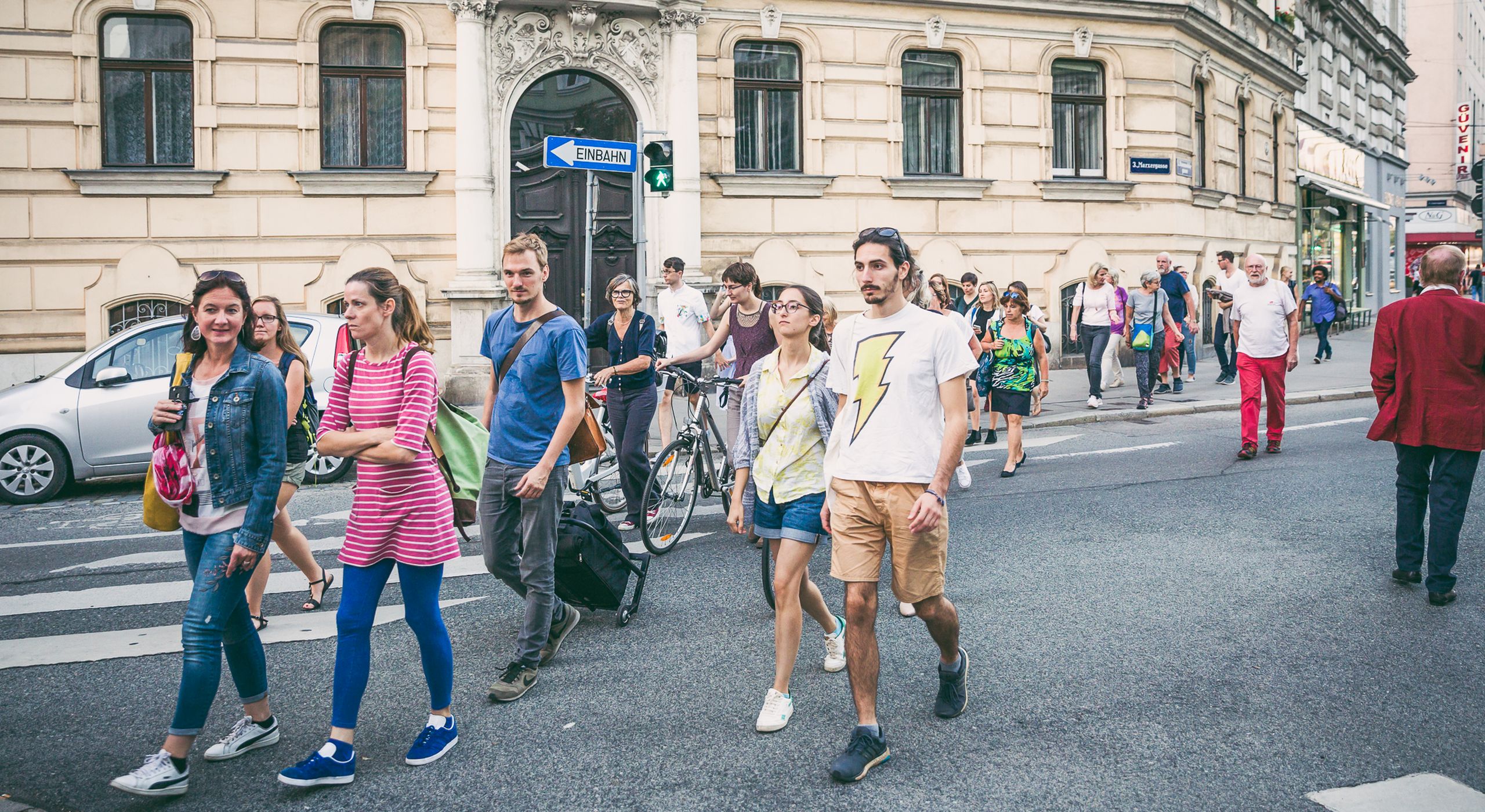 Eine Gruppe Menschen, Frauen, Männer, jung und alt spaziert bei 