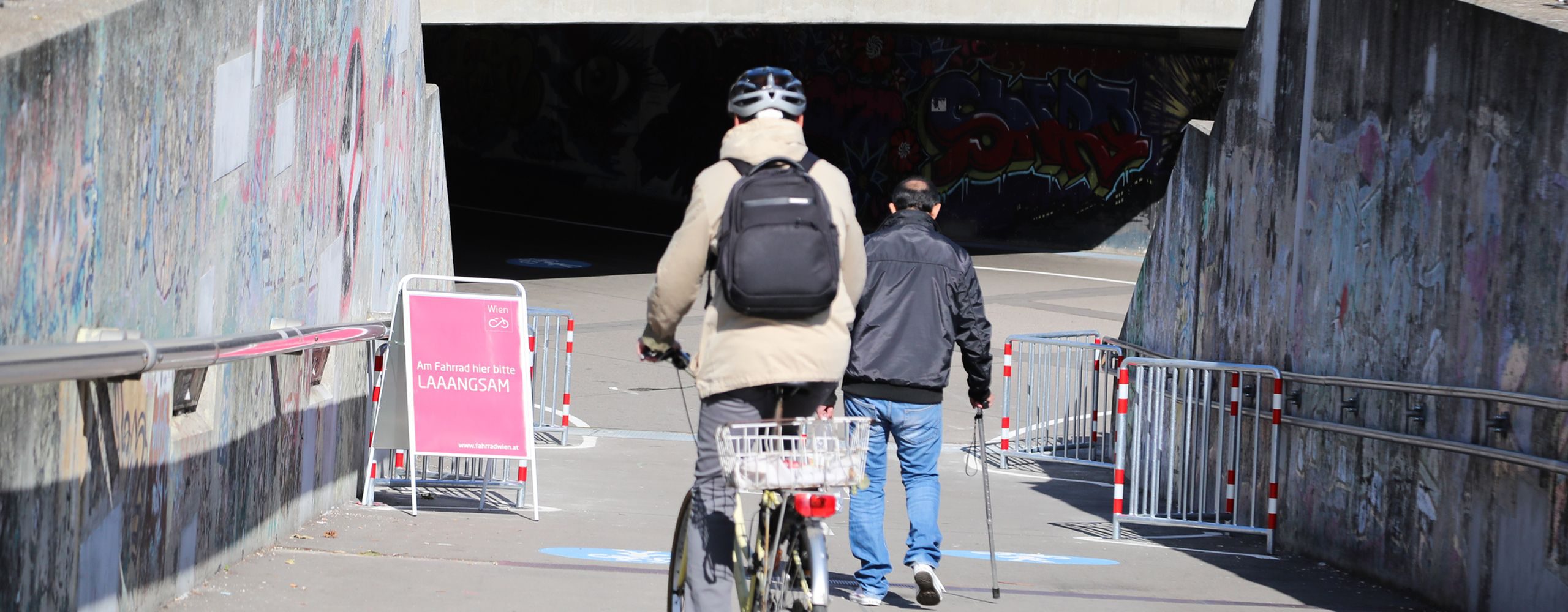 In der Unterführung Friedrich-Engels-Platz darf seit Oktober 2018 auch Radgefahren werden. Fahrrad Wien machte darauf aufmerksam, dass es gilt langsam und rücksichtsvoll unterwegs zu sein. Foto: Christian Fürthner