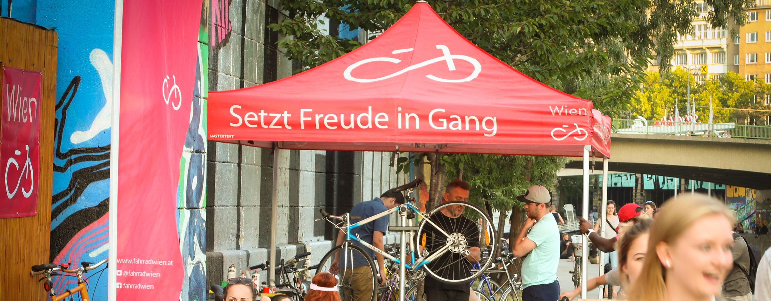 Bei kostenlosen Radchecks von Fahrrad Wien überprüft ein Fahrrad-Mechaniker, ob das Fahrrad noch funktioniert und repariert, falls nötig Kleinigkeiten. Foto: Christian Fürthner