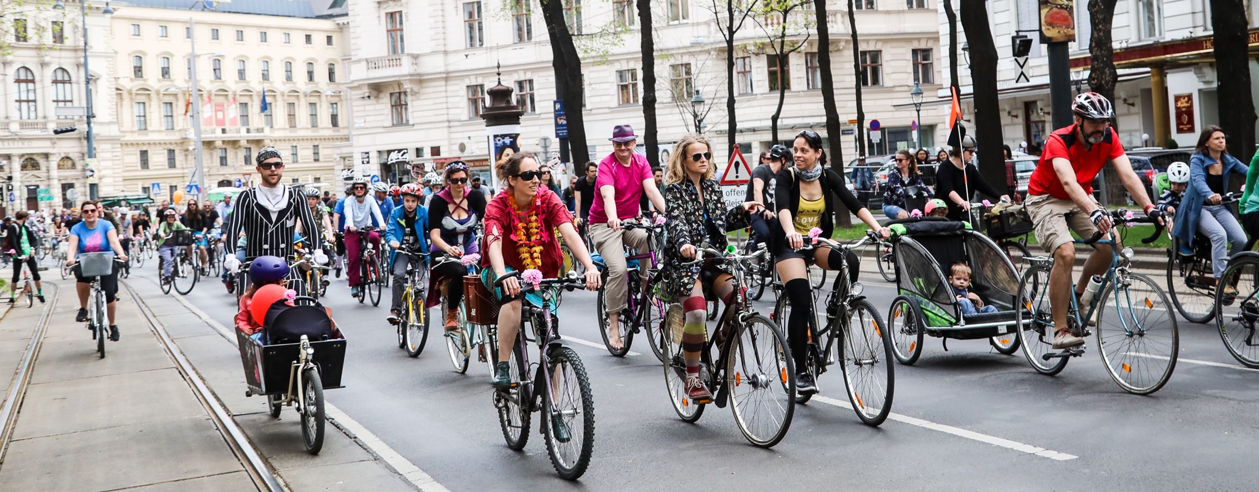 Bei der traditionellen gemeinsamen Radausfahrt am Wochenende des Bike Festivals, der RADpaRADe haben im Jahr 2018 mehr als 10.000 Radler teilgenommen. Foto: Christian Fürthner