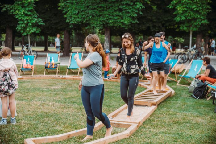 Im Barfuß Parcour von Wien zu Fuß kann man den Boden spüren. Der Parcours ist ein Highlight bei vielen Veranstaltungen, wie etwa bei der Yoga Convention. Foto: Yoga Convention_fotografiert von Goddlife Crew, Colin Cruz