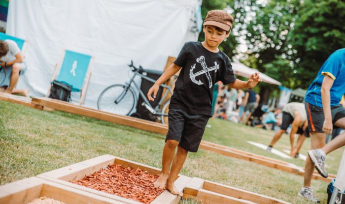 Im Barfuß Parcour von Wien zu Fuß kann man den Boden spüren. Der Parcours ist ein Highlight bei vielen Veranstaltungen, wie etwa bei der Yoga Convention. Foto: Yoga Convention_fotografiert von Goddlife Crew, Colin Cruz