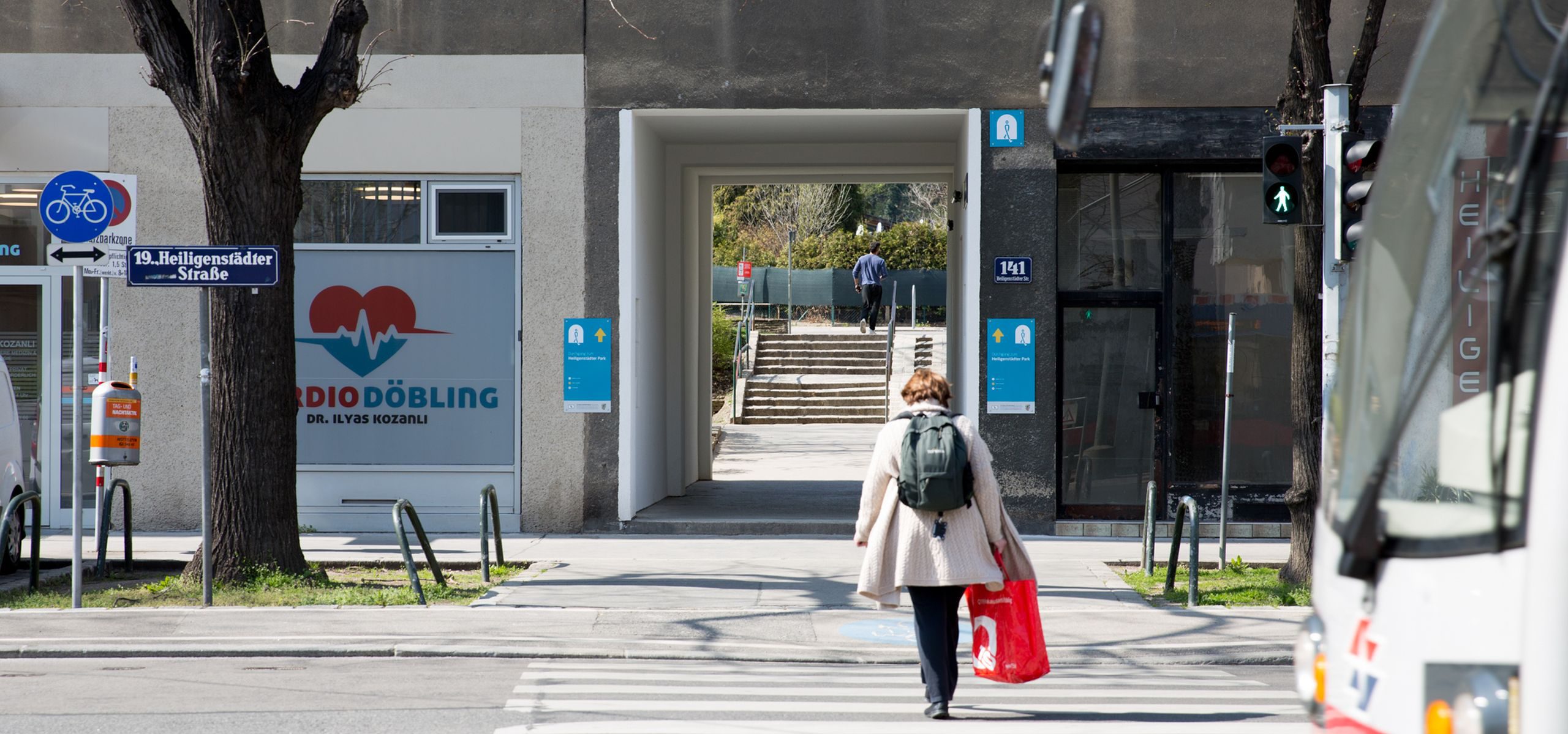 Mit blauen Schildern wird der Durchgang von der Heiligen Städter Straße 141 in die Kindergartengasse markiert.