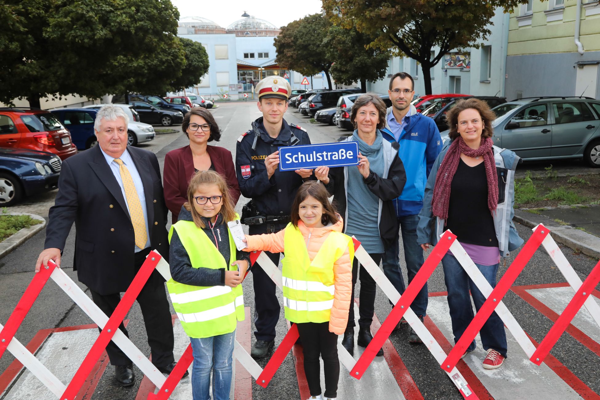 In der Fuchsröhrenstraße gilt an Schultagen ein halbstündiges Fahrverbot für Kfz. Die Schulstraße dient der Sicherheit der Kinder.