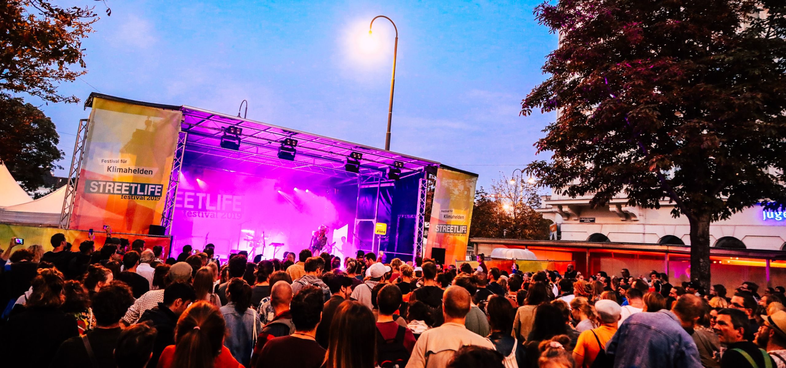 Streetlife Festival 2019. Die Band Ankathie Koi heizt am Abend dem Publikum ein. Tausende Besucherinnen und Besucher tanzen in der Babenberger Straße beim Straßen- und Mobilitätsfest zum Auftakt der Mobilitätswoche.