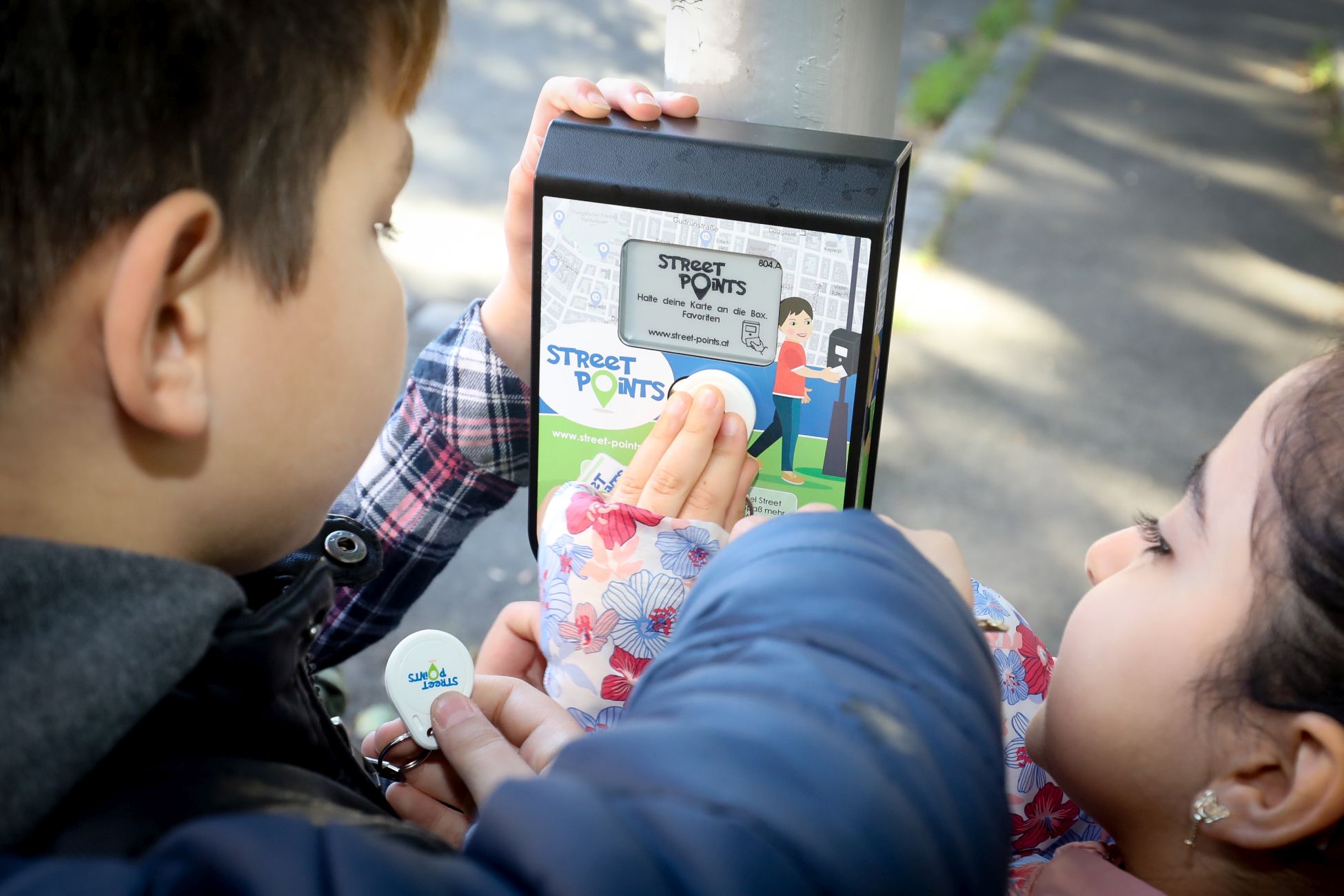 Street Point Boxen sind in Favoriten und Donaustadt aufgehängt. Die Kinder können beim Vorbeigehen ihre Schritte registrieren.