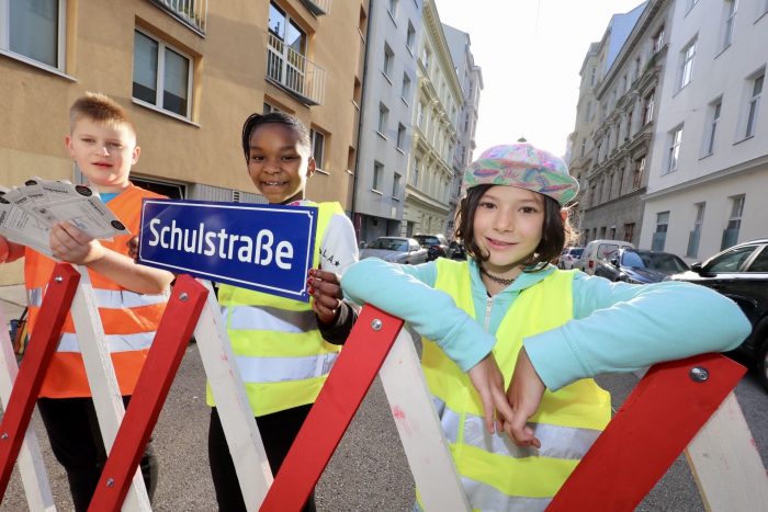 Kinder der Volksschule Gilgegasse freuen sich über die Schulstraße.