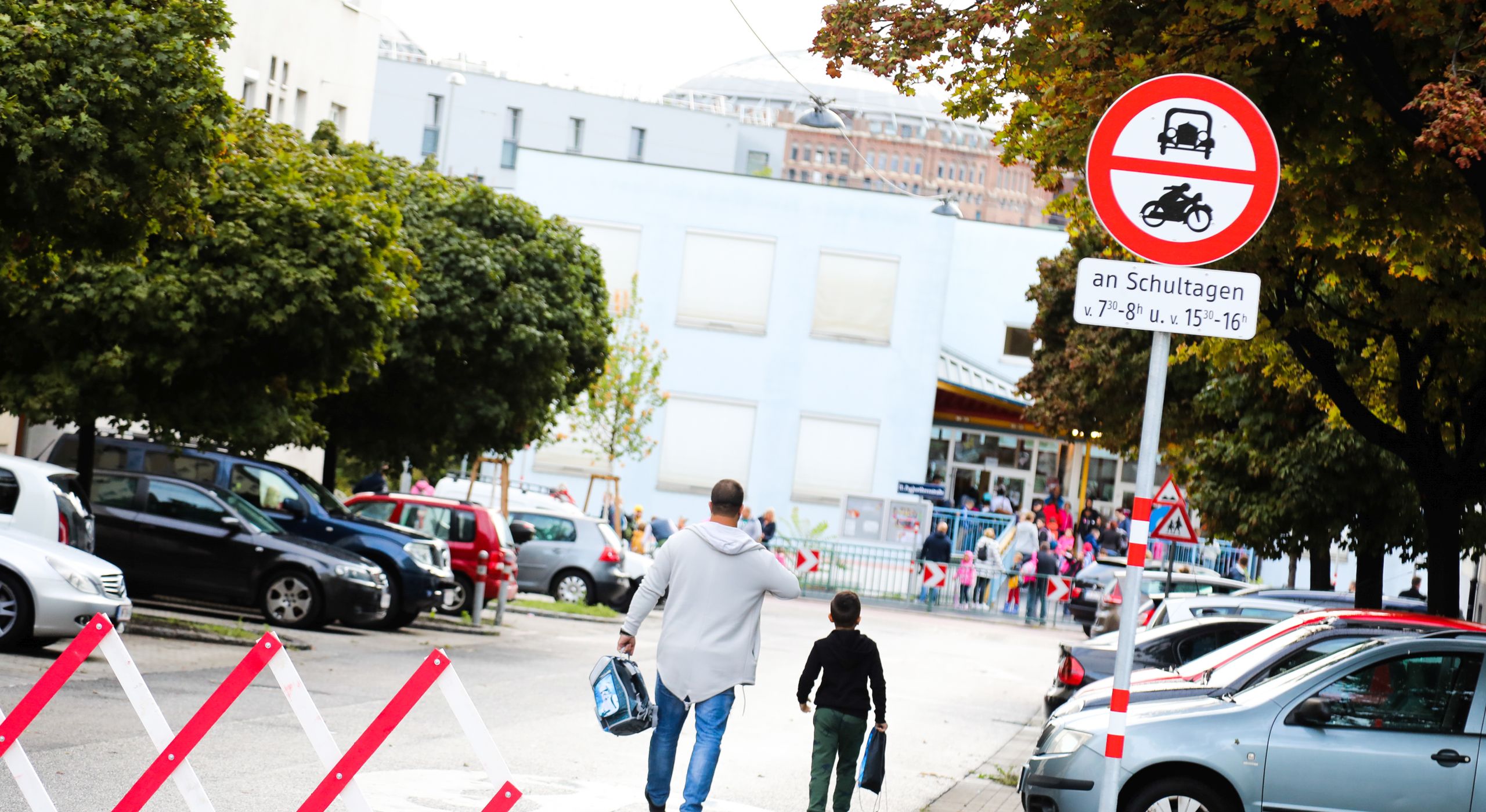 Vater und Sohn in der Schulstraße Fuchsröhrengasse.