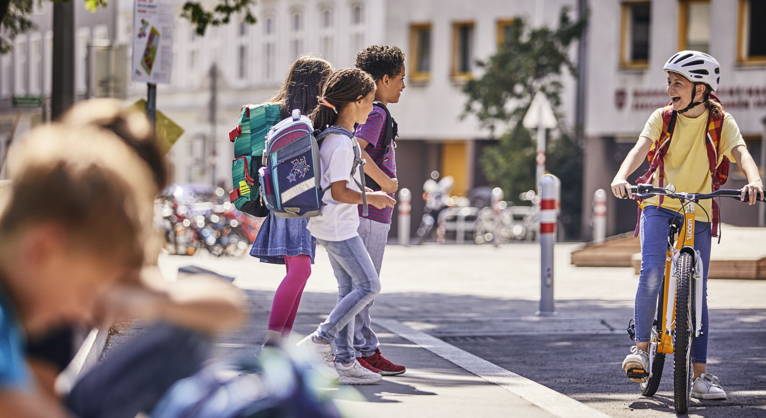 Kinder auf dem Weg zur Schule - zu Fuß und mit dem Rad