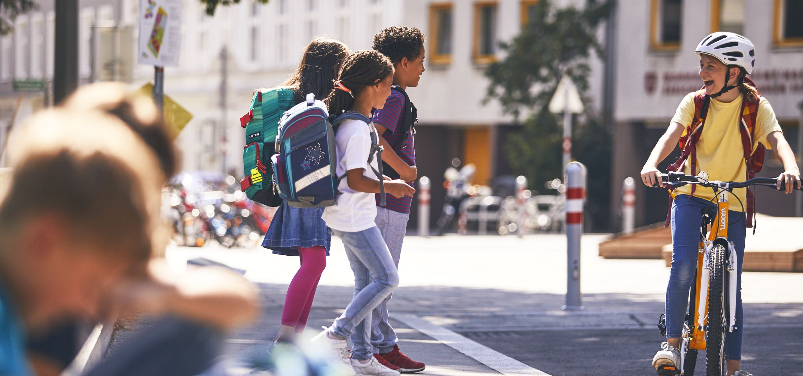 Kinder auf dem Schulweg, zu Fuß und mit dem Rad.