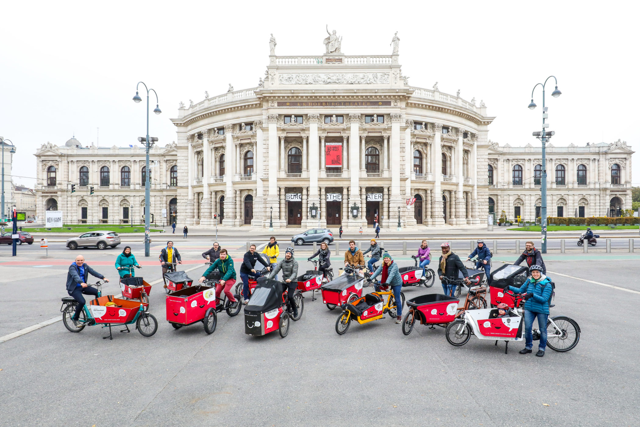 Die Flotte der Lastenräder die als Grätzlräder kostenlos ausgeborgt werden können vor dem Wiener Burgtheater