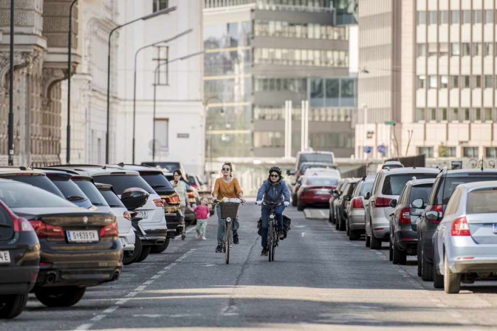 Radfahrerinnen radeln entlang der temporären Begegnungszone im Frühjahr 2020.