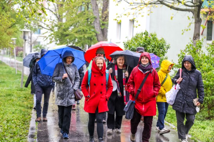 Teilnehmer:innen beim Spaziergang