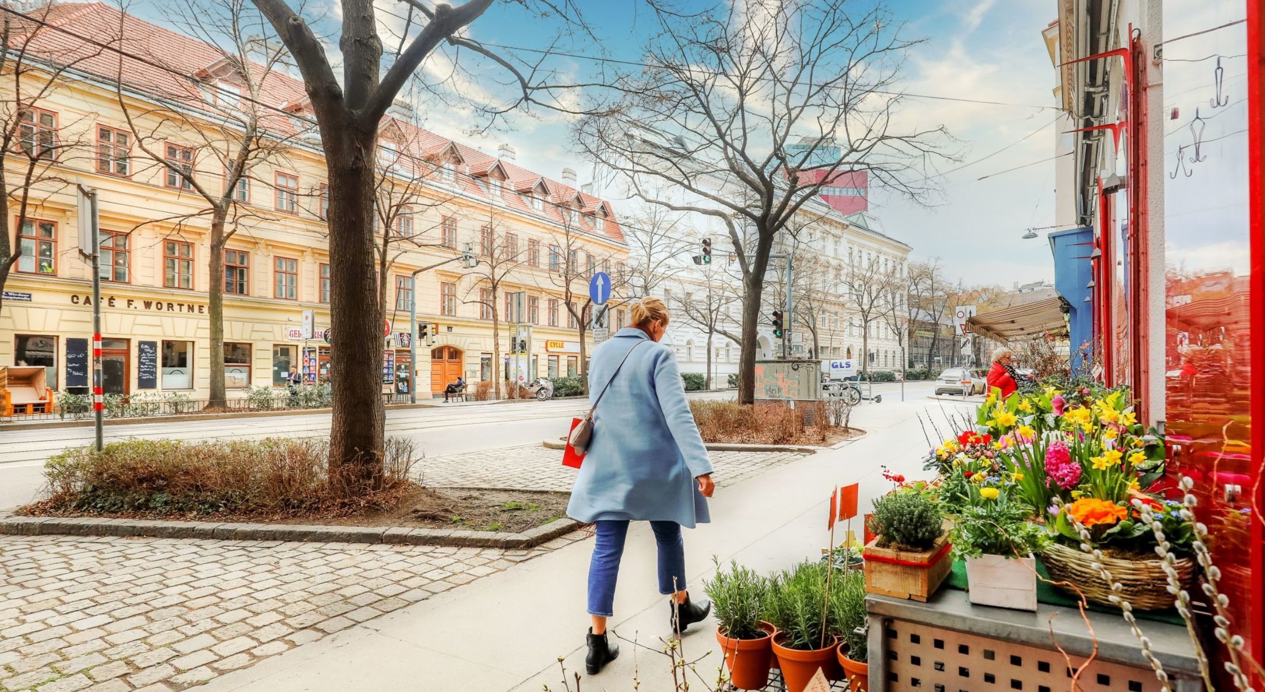 Fußgängerin auf der Wiedner Hauptstraße, Jahreszeit Winter (Copyright: Stadt Wien/Christian Fürthner)