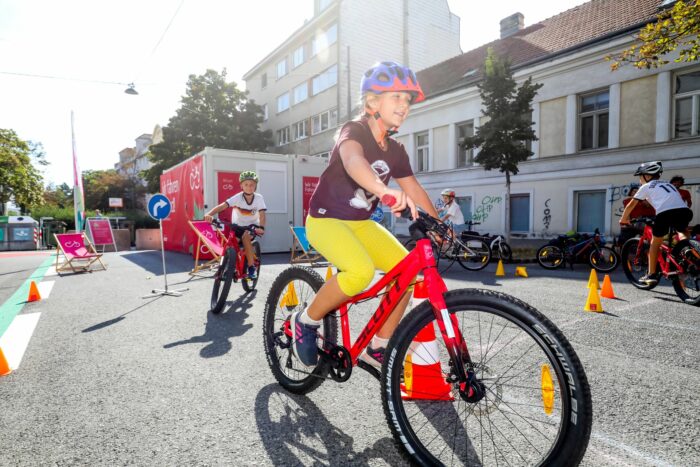 Kinder fahren Fahrrad