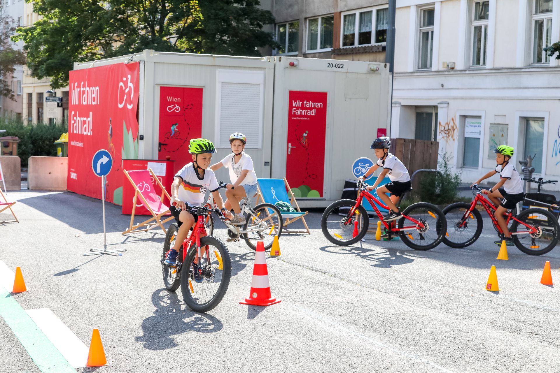 Kinder fahren Fahrrad